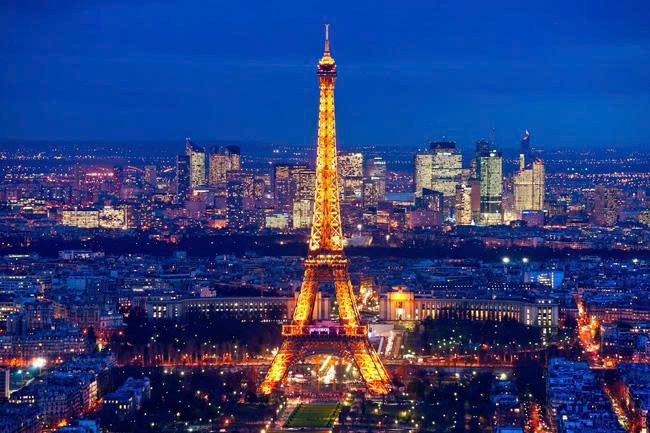 Tháp Eiffel lên đèn